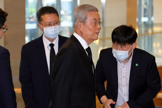 김종인 전 국민의힘 비상대책위원장이 지난 8월16일 윤석열 대통령의 선친 윤기중 연세대 명예교수의 빈소가 마련된 서울 서대문구 세브란스병원 장례식장을 찾아 조문하기 위해 이동하고 있다.<사진공동취재단·연합뉴스>